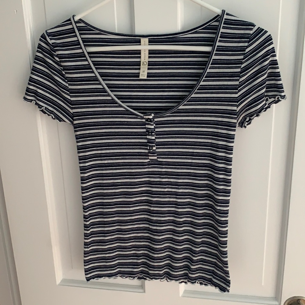 Juniors low cut short sleeve shirt